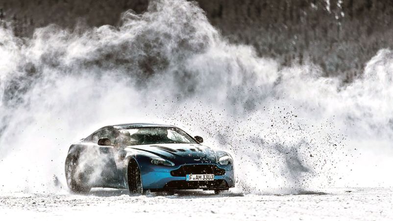 Aston Martin - дрифт на снегу