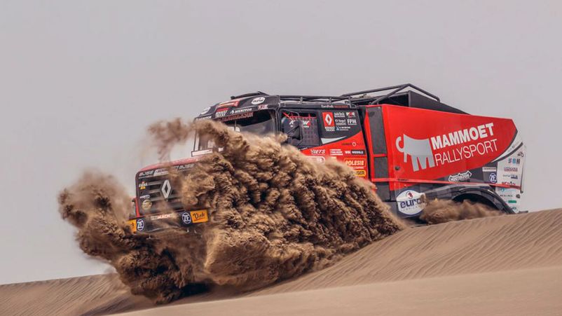Капотный грузовик Renault на Dakar Rally