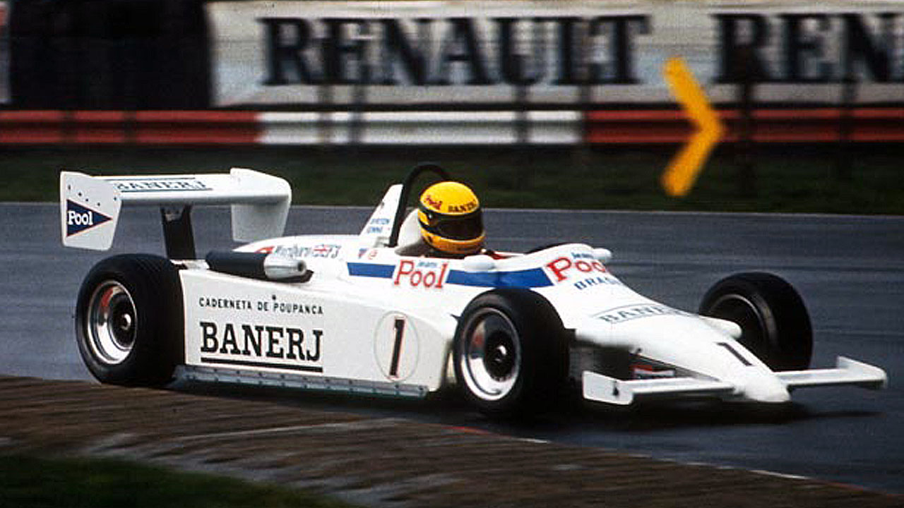 Белый болид WSR85 - 1983 (West Surrey Racing) с гонщиком А. Сенна